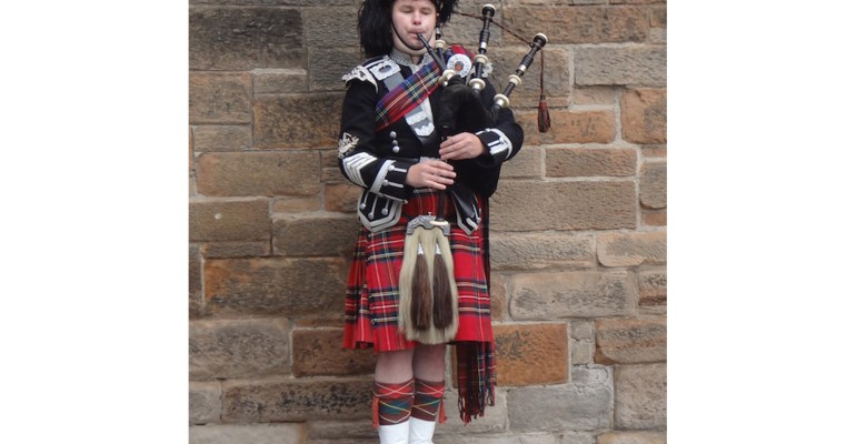 Scottish Bagpiper – Edinburgh, Scotland